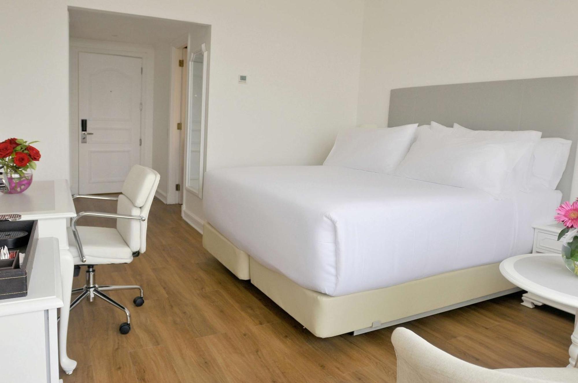 ホテル Nh コレクション プラザ サンティアゴ エクステリア 写真 A room at the hotel
