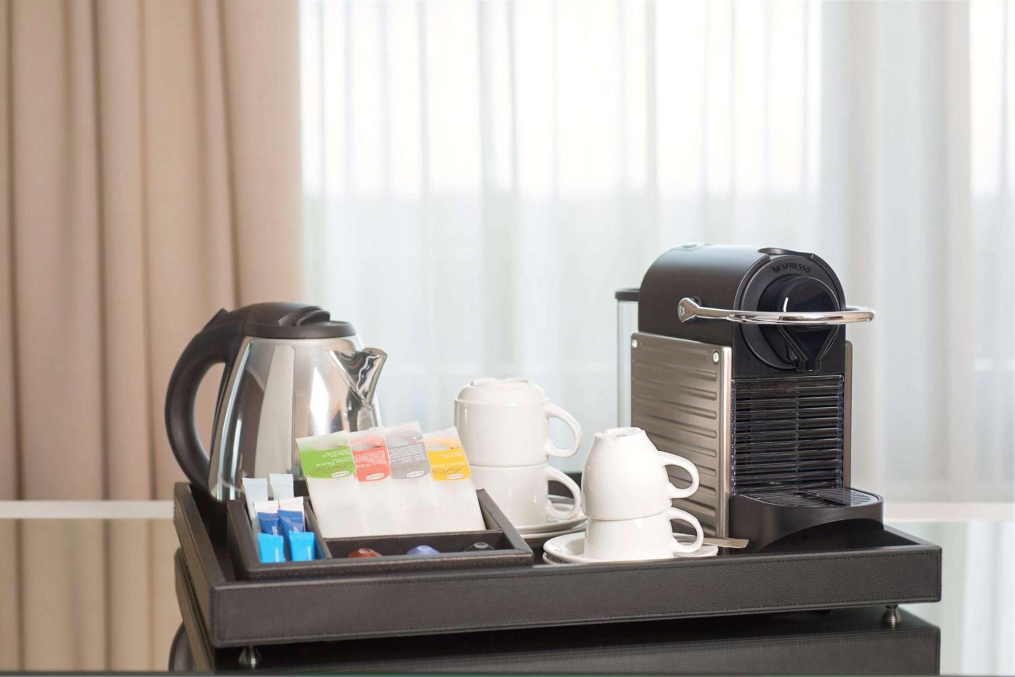 ホテル Nh コレクション プラザ サンティアゴ エクステリア 写真 A Nespresso coffee machine in a hotel room