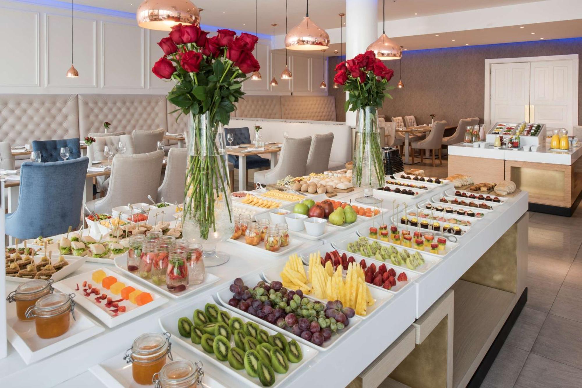 ホテル Nh コレクション プラザ サンティアゴ エクステリア 写真 A buffet at a hotel