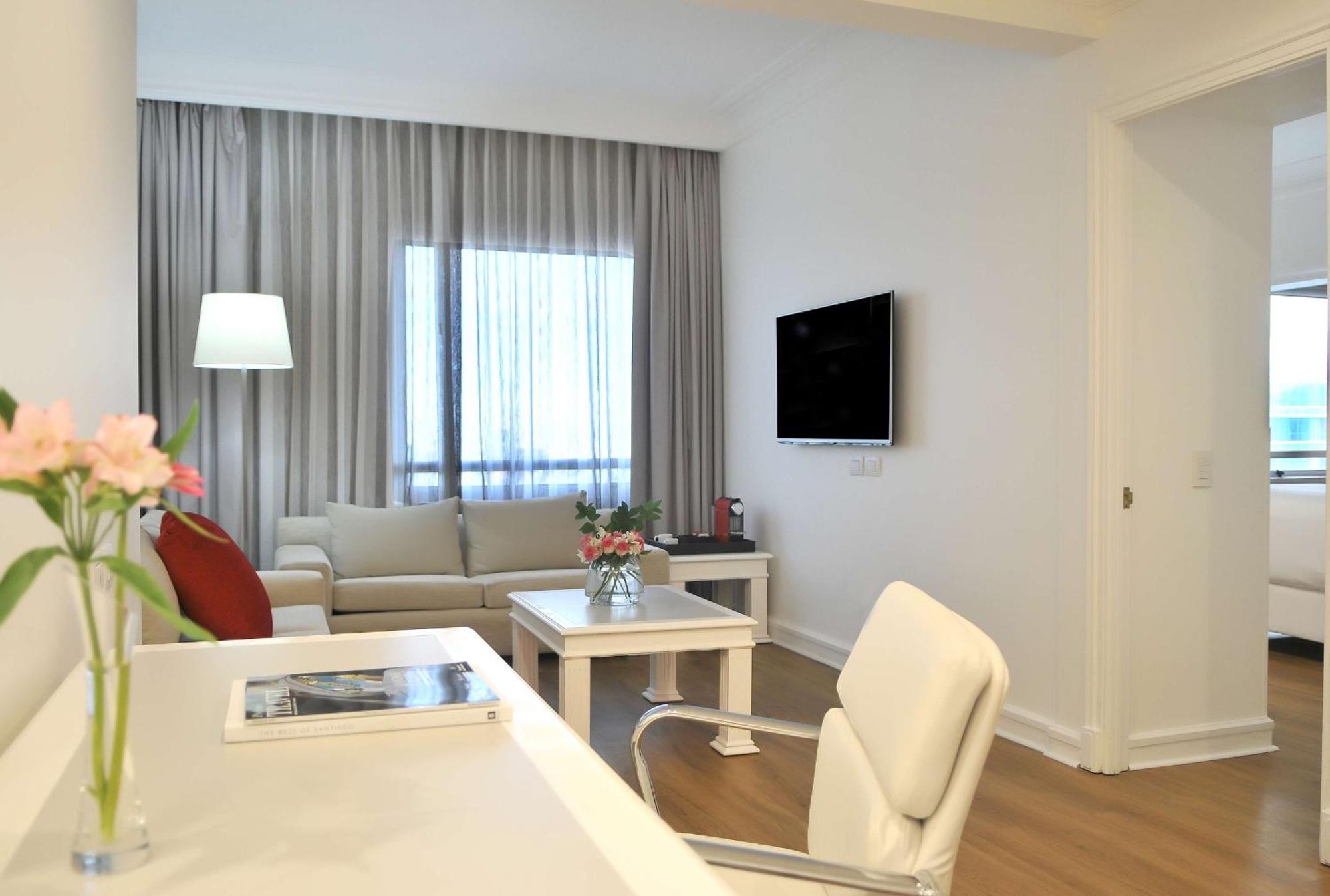 ホテル Nh コレクション プラザ サンティアゴ エクステリア 写真 A living room in a serviced apartment in Athens, Greece